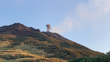An instrument for sampling volcanic plumes from a UAV
