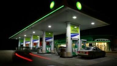 BP steps up efforts to keep oil out of Gulf