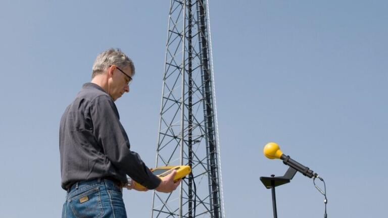 Real-Time Analysis of Electromagnetic Fields in Hand-Held Format