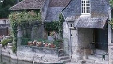 Public 'encouraged to monitor flood levels'