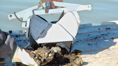 Easily Sample in Silt, Sand and Other Non-Cohesive Bottom Surfaces