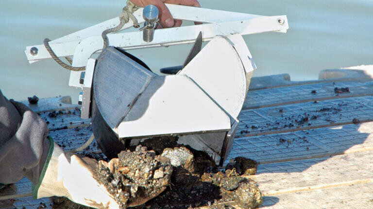 Easily Sample in Silt, Sand and Other Non-Cohesive Bottom Surfaces