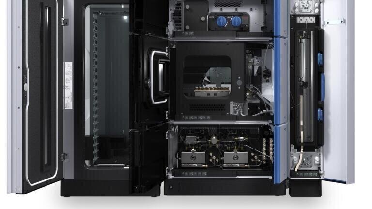The Thermo Scientific Vanquish UPHLC system (shown with optional Vanquish Charger robotic module on left) combines the ruggedness of an integrated instrument with the flexibility and serviceability of a modular system. 