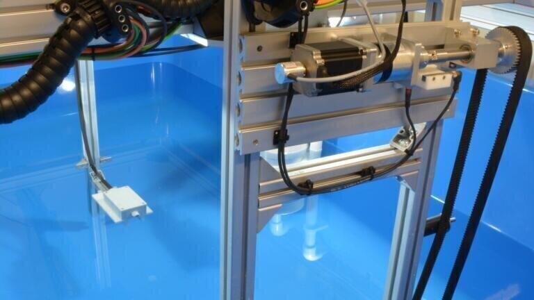 Figure 2: Hydrophone test bench with test object (bottom right) and hydrophone (bottom left)