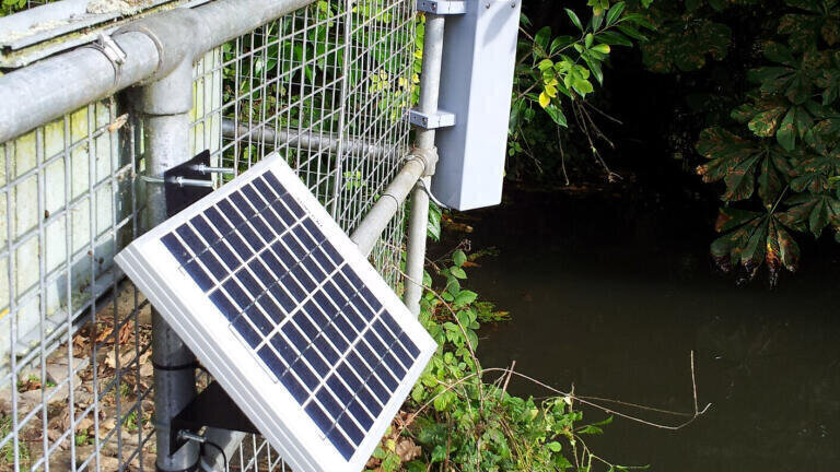 Self-sufficient camera gives public view of flood defence