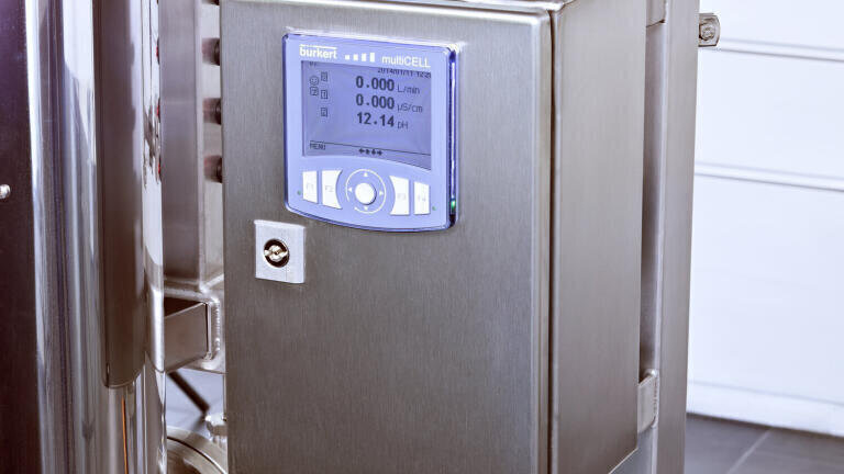 Control of water treatment in cooling towers New Transmitter/Controller - Video