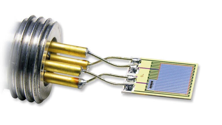 Core of the EE33-M is the heated, monolithic HMC01 RH/T sensor. 