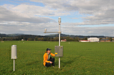 Weighing Precipitation Gauge for Automatic Measurement Networks
