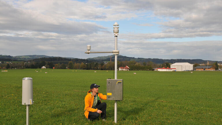 Weighing Precipitation Gauge for Automatic Measurement Networks