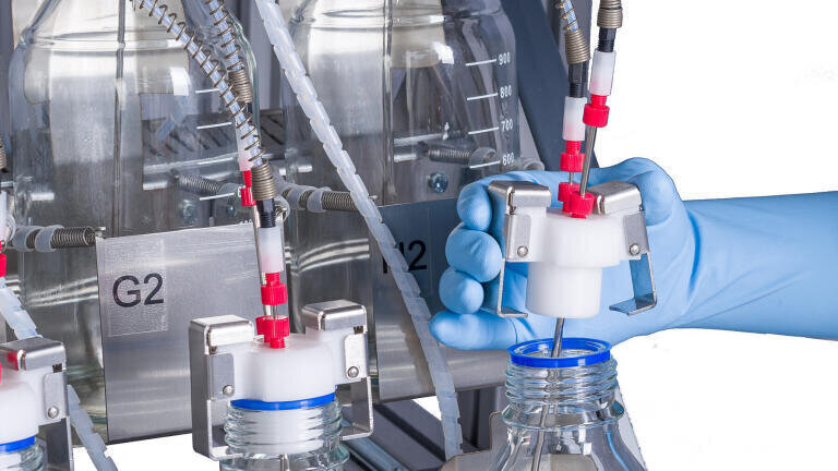 Sample closure for one-hand operation for easy exchange of sample bottles.