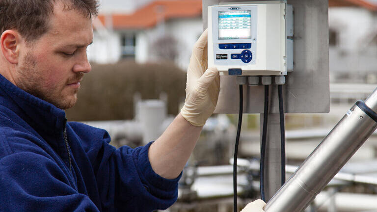 Reagent-free monitoring of COD in wastewater plants with the new System 282/284 controller