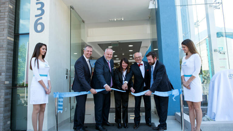 Inauguration of the new sales center building in Chile: Carlos Behrends, Corporate Sales Director – South America, Matthias Altendorf, CEO of the Endress+Hauser Group, Susana Torres, Managing Director of Endress+Hauser Chile, Klaus Endress, Supervisory Board President of the Endress+Hauser Group, and Edgar Dörig, Swiss Ambassador to Chile (from left), cut the ribbon.