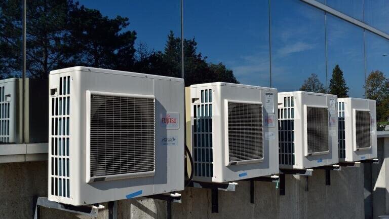 Heatwaves and Air Conditioning - A Vicious Circle?