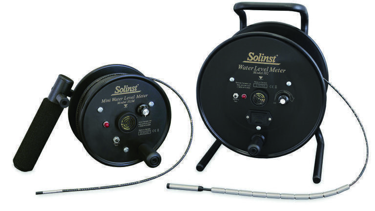 Water level meter for measuring in narrow spaces