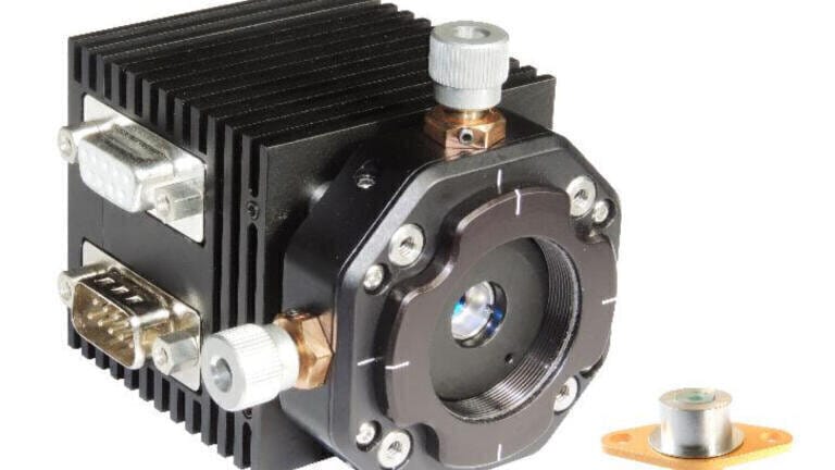 Fig. 3: Plug and play SLD module including heatsink and collimation next to a nanoplus SLD mounted on TO66 header with TEC and NTC, sealed with cap and AR coated window