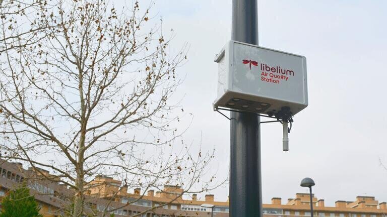 Air Quality Station with embeded AI learns from reference stations.