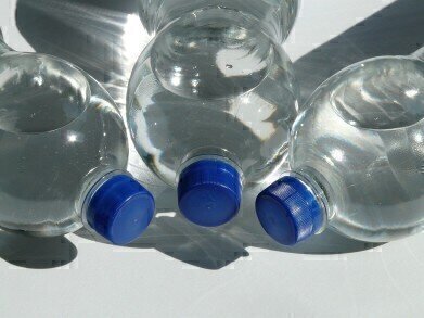 Can Plastic From a Bottle Transfer to the Water?