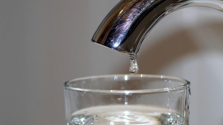 What's the Difference Between Tap Water and Bottled Water?