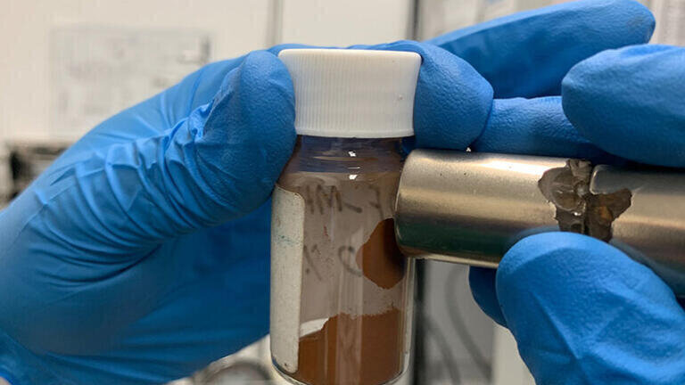 Microplastics magnet