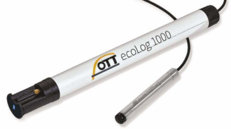 Leading water level measuring instrument enhanced with conductivity measuring capabilities