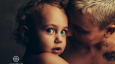 Breathe, you are safe with us”: when a gaze speaks of safety