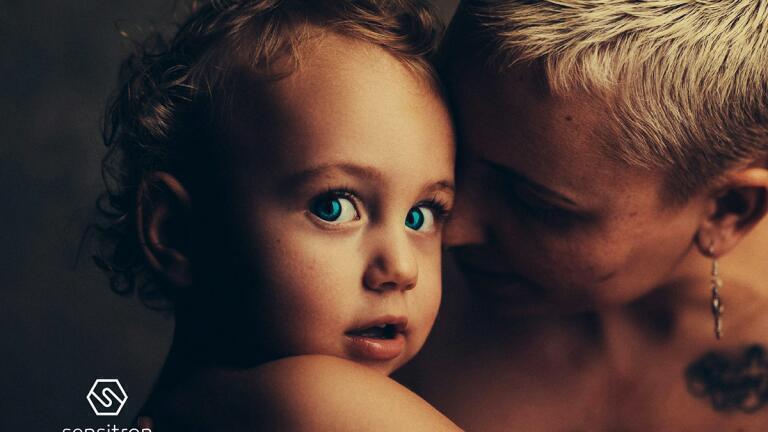 Breathe, you are safe with us”: when a gaze speaks of safety