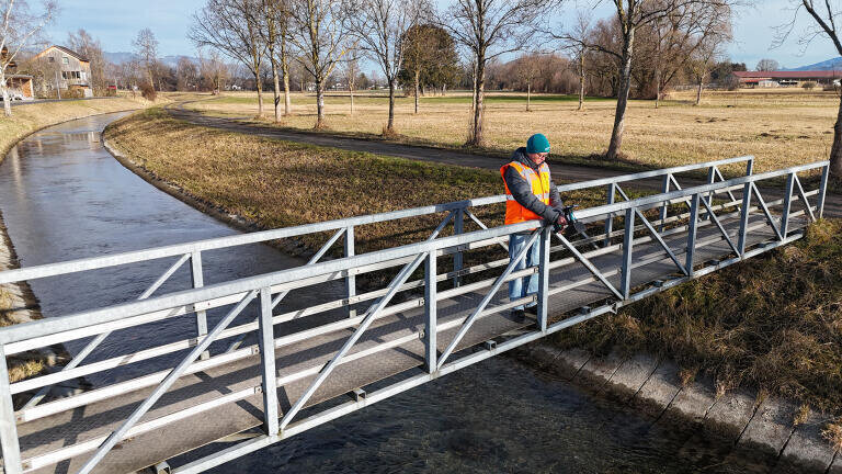 Mobile measurement by handheld surface radar