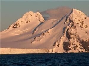 Holidays to Antarctica 'are damaging air and water quality'
