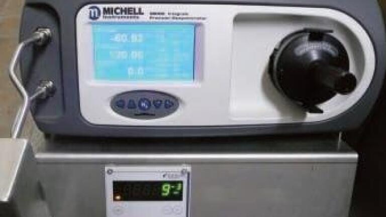 Integrale Cooled Minor Hygrometer Gives Drift-Free Dew-Point Measurements in Vacuum