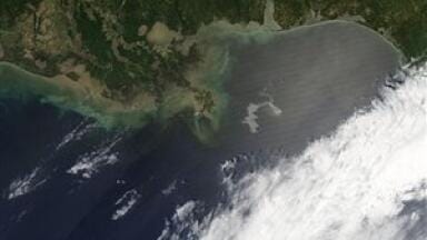 Louisiana governor calls for military help over oil spill