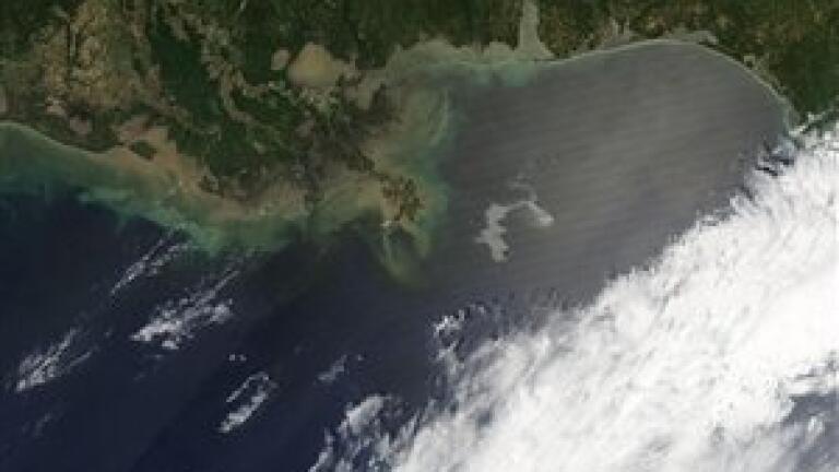 Louisiana governor calls for military help over oil spill